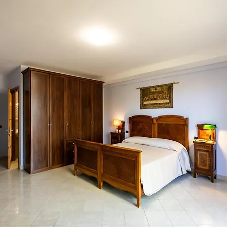 Guesthost - Bright With Garden Apartament