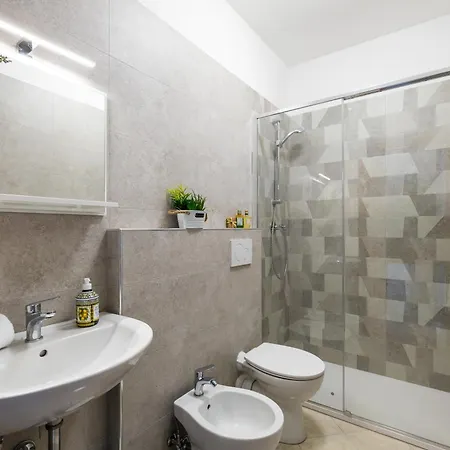 Guesthost - Bright With Garden Apartament